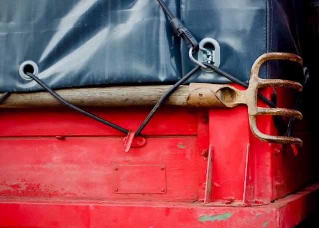 bungee ties securing trailer 